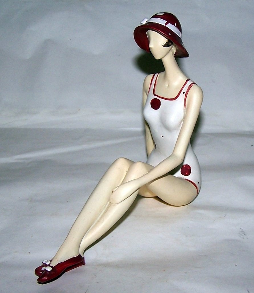 Vintage Art Deco stijl beeldje dame in badpak met hoed. Nwst, Antiek en Kunst, Ophalen of Verzenden, 20 - 50 cm, Beeld, Composieten