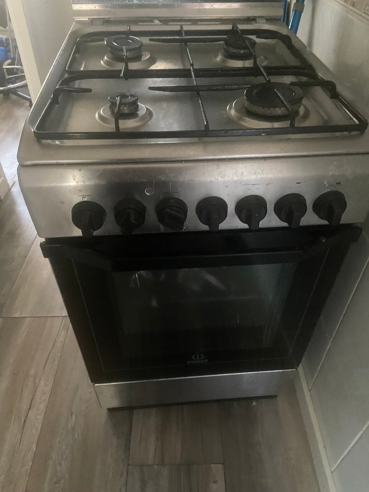 Gasfornuis Indesit te koop, Witgoed en Apparatuur, Ophalen, 4 kookzones, Zo goed als nieuw, Gas