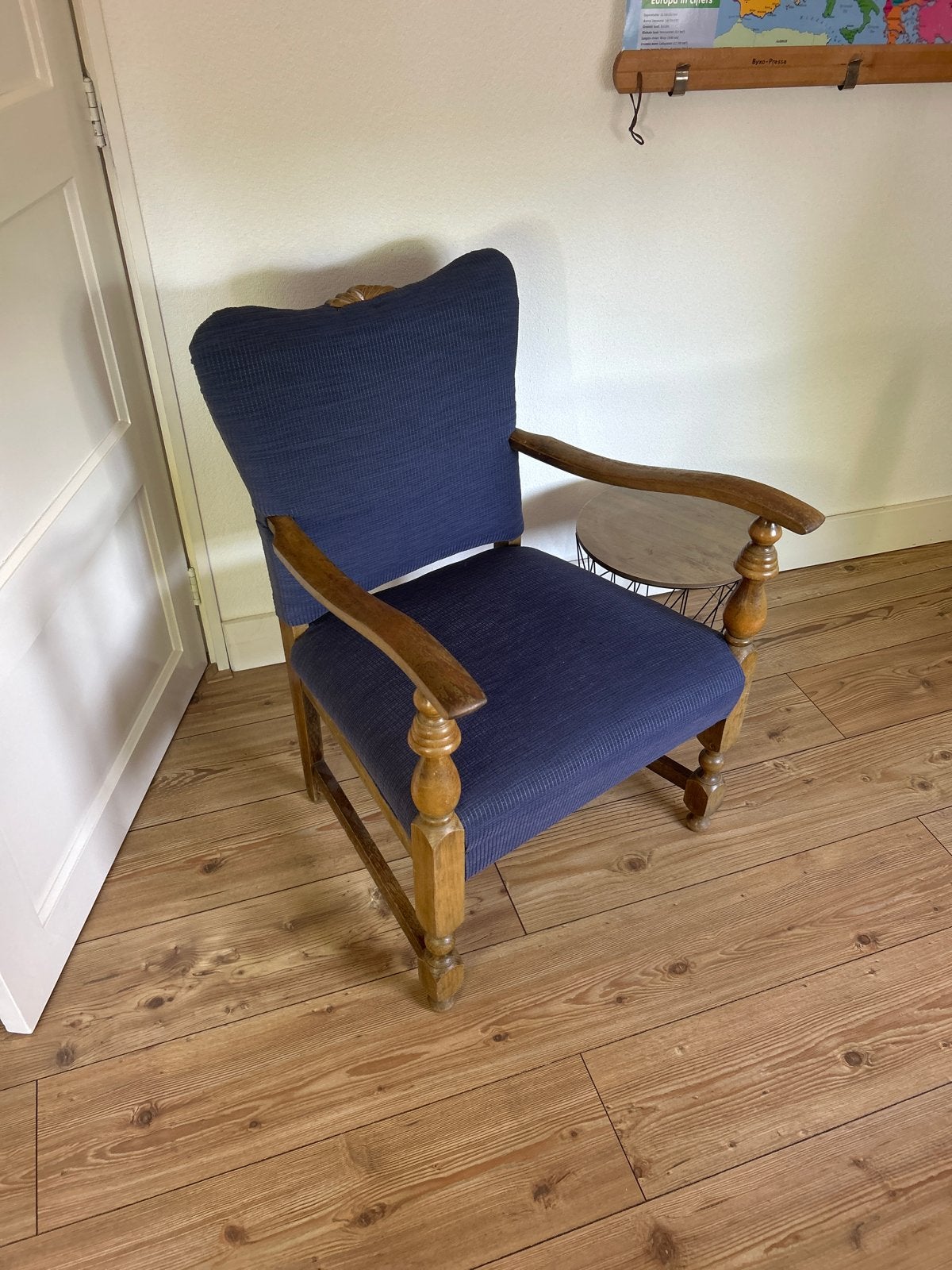 Vintage houten stoel met blauwe bekleding, Antiek en Kunst, Ophalen