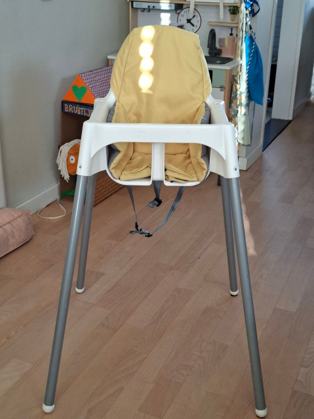 Ikea stoel (2x) met hoes (1x), Kinderen en Baby's, Ophalen of Verzenden, Zo goed als nieuw, Overige typen, Afneembaar eetblad