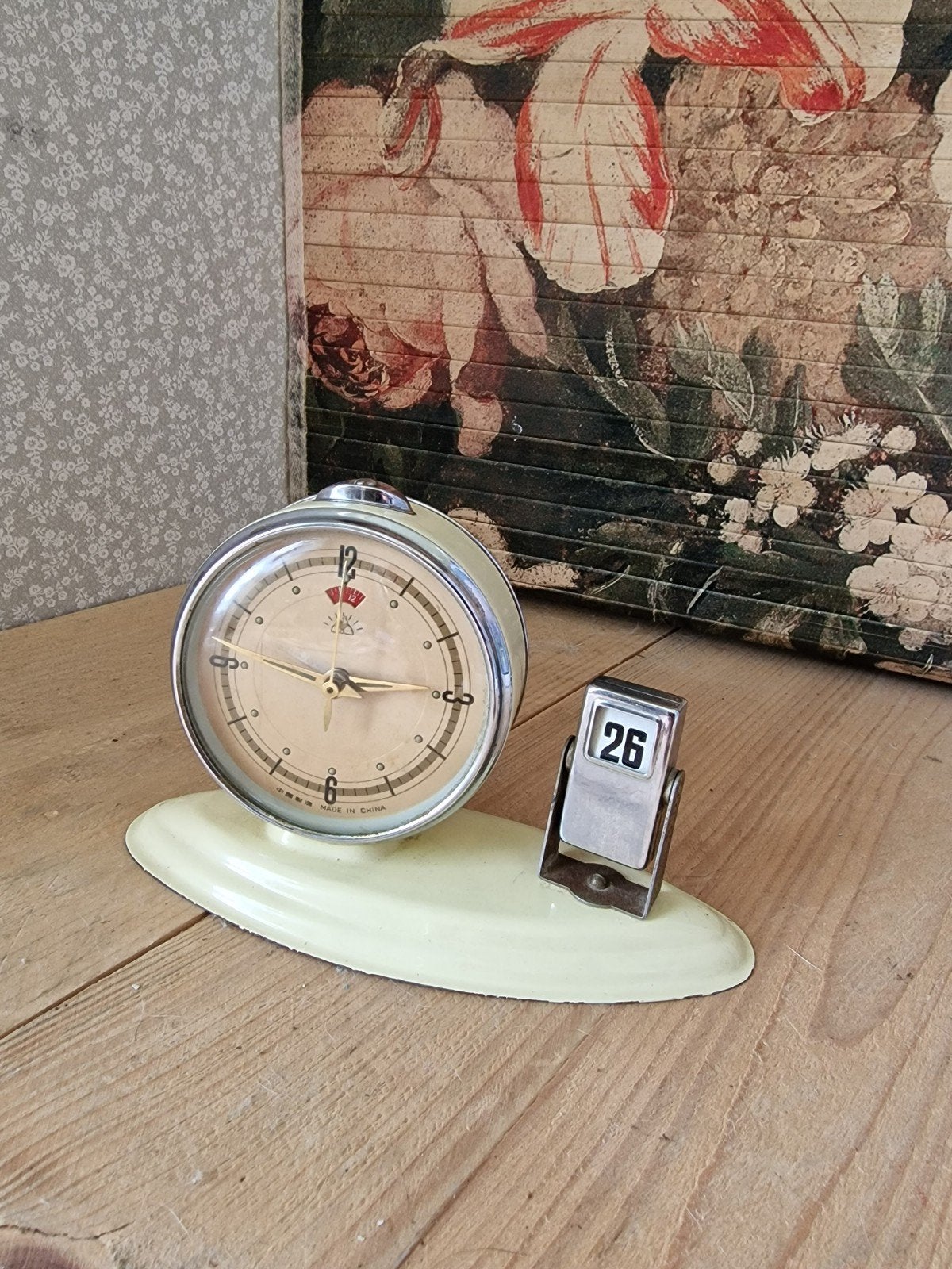 Vintage pastel geel metalen klokje, Antiek en Kunst, Ophalen of Verzenden
