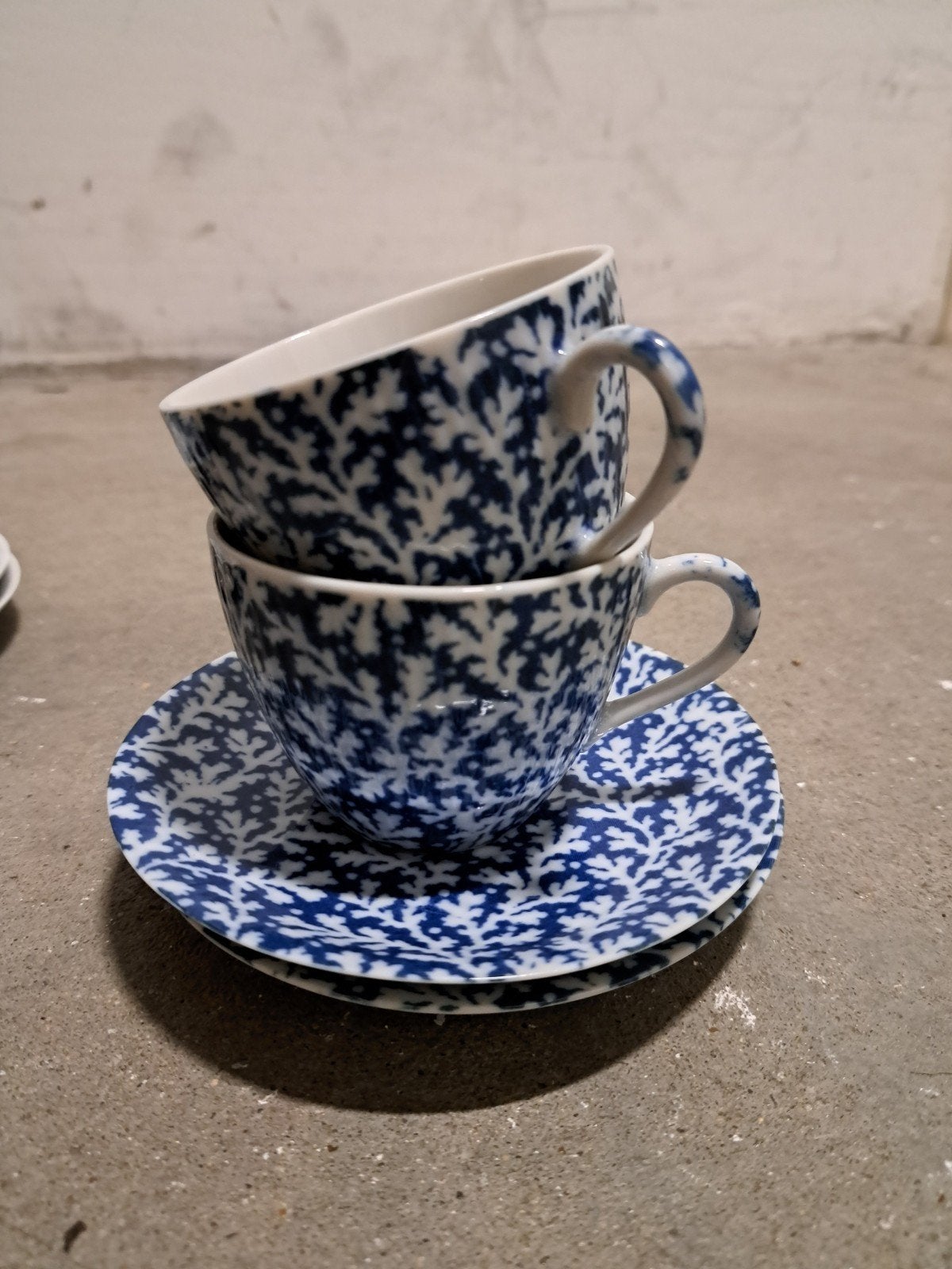 2x Blauw-witte kop en schotel met bladmotief, Ophalen, Keramiek, Vintage, Zo goed als nieuw