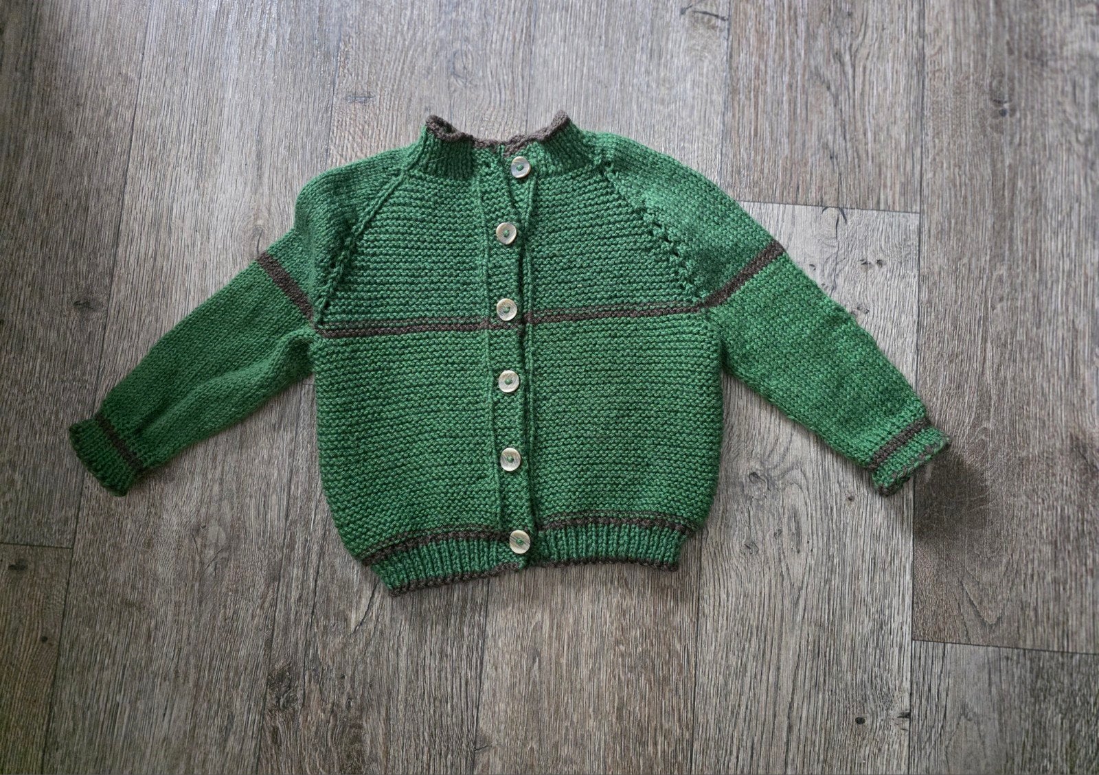 Handgebreid groen vestje mt 80, Kinderen en Baby's, Babykleding | Maat 80, Handgemaakt, Ophalen of Verzenden, Zo goed als nieuw
