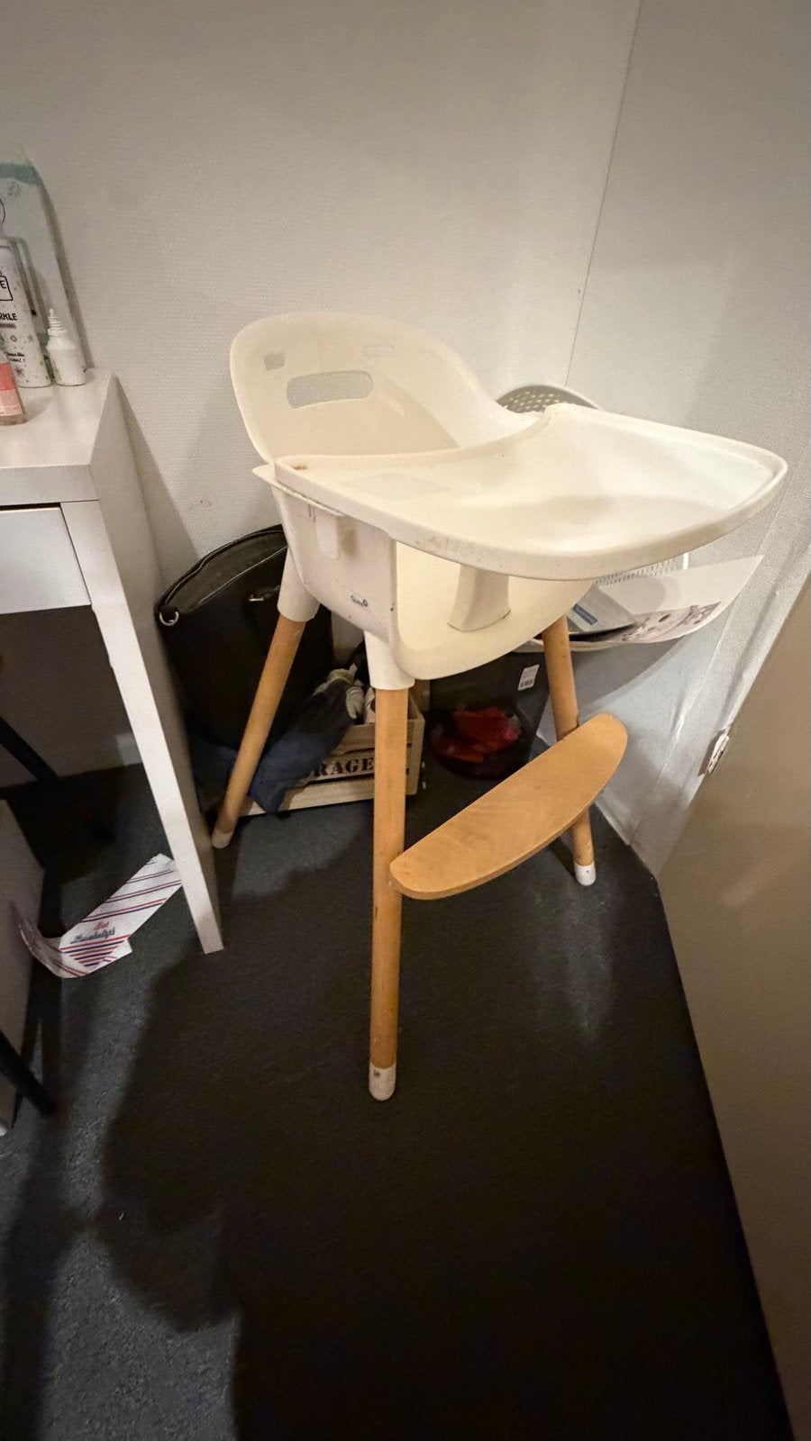 Witte kinderstoel met eetblad en houten poten, Ophalen, Gebruikt, Overige typen, Afneembaar eetblad