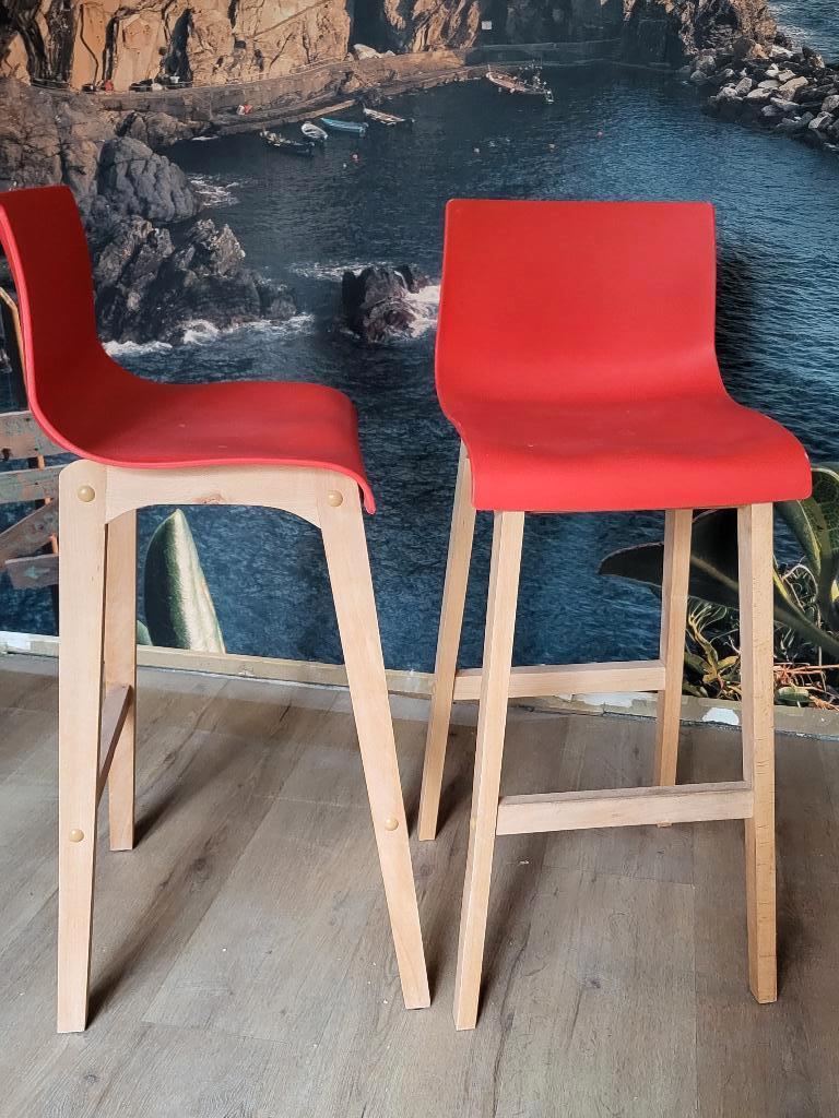 2x Hover keuken barkruk Beukenhouten frame–Rode zitting ZGAN, Huis en Inrichting, Barkrukken, 60 tot 90 cm, Zo goed als nieuw
