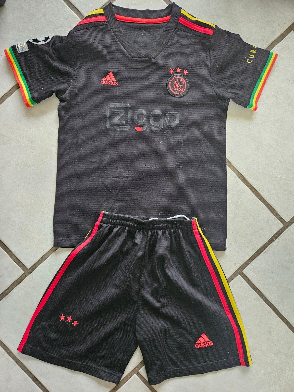 Ajax uit tenue zwart - kindersetje, Ophalen of Verzenden, Gebruikt, Jongen, Sport- of Zwemkleding