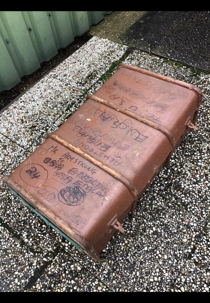 Oude reiskoffer deken kist. Houten koffer nep leer bekleding, Antiek en Kunst, Curiosa en Brocante, Ophalen