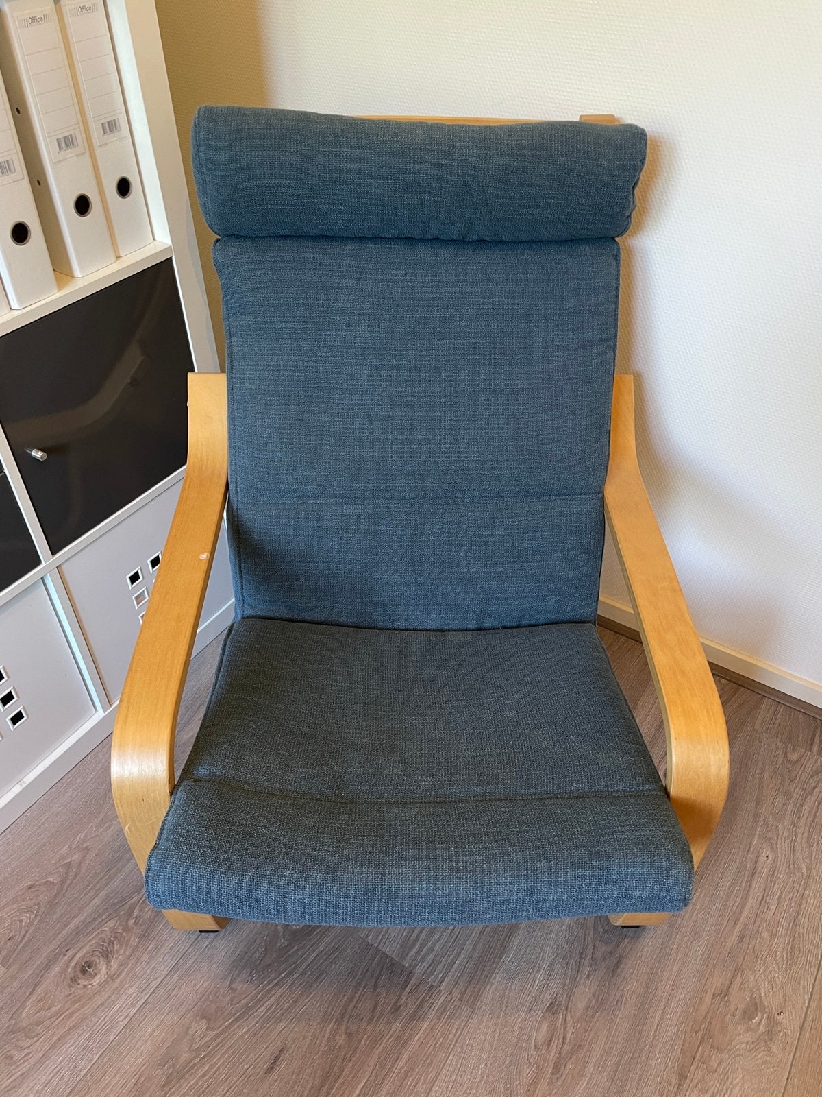 Weinig gebruikte POÄNG ikea stoel met petrol blauw kussen, Huis en Inrichting, Fauteuils, Ophalen, 75 tot 100 cm, Zo goed als nieuw