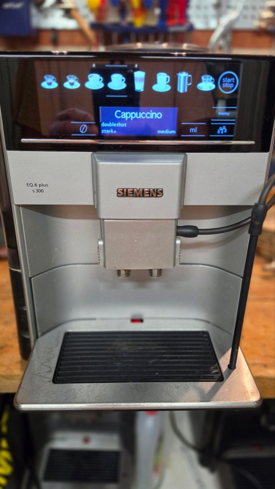 Siemens EQ.6 plus S300 volautomatische espressomachine, Witgoed en Apparatuur, Koffiezetapparaten, Ophalen, Afneembaar waterreservoir
