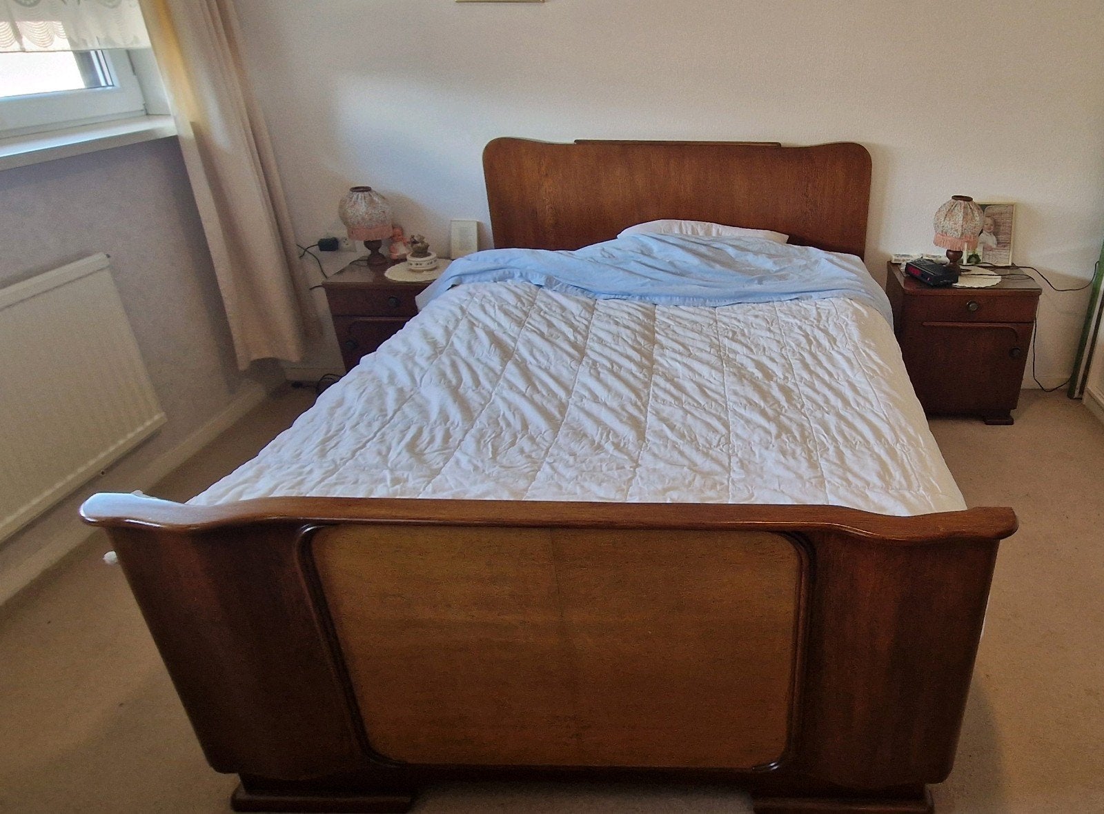 ZEER MOOIE ANTIEKE BEWERKTE MASSIEF HOUTEN EN GERESTAUREERD, Huis en Inrichting, Slaapkamer | Complete slaapkamers, Ophalen, Zo goed als nieuw