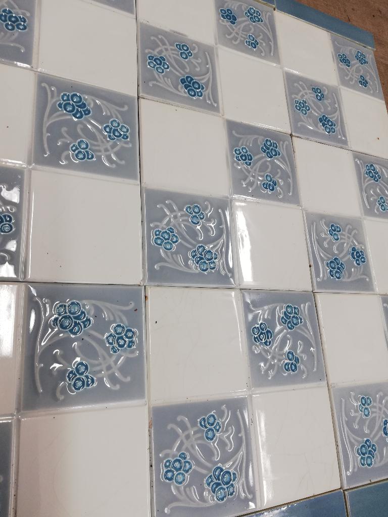 92 stuks art nouveau wandtegels met blauwgrijs besje, Antiek en Kunst, Ophalen