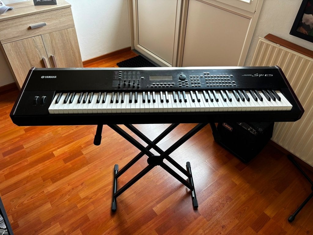 Yamaha S90ES elektrische piano, Muziek en Instrumenten, Synthesizers, Gebruikt, 88 toetsen, Yamaha, Met koffer of flightcase, Met standaard