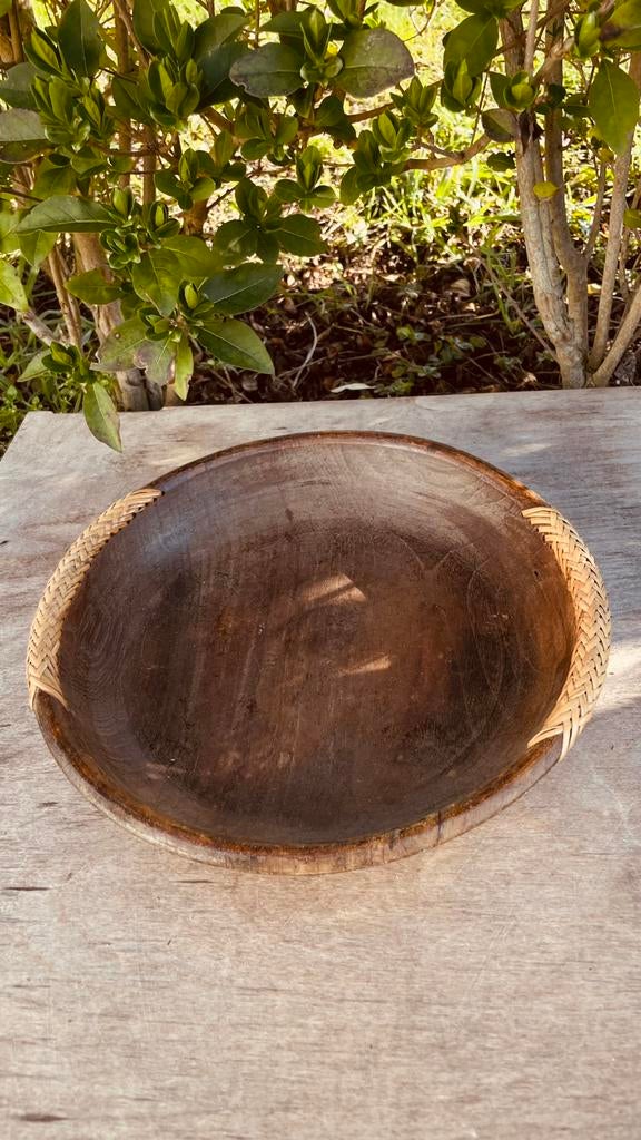 Vintage houten schaal met decoratief gevlochten rieten rsnd, Gebruikt, Schaal, Rond, Ophalen of Verzenden