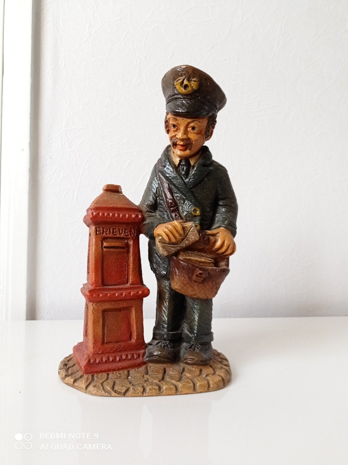 Nostalgisch handbeschilderd beeldje: Oude Postbode, Ophalen of Verzenden, Zo goed als nieuw, Mens
