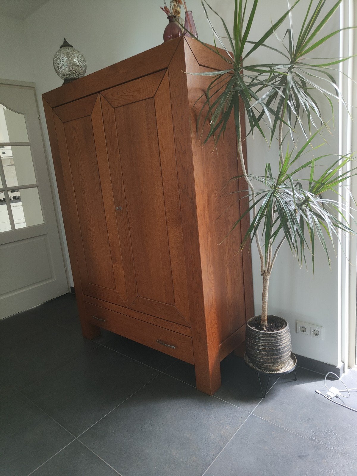 Massief eikenhouten kast met lade, Huis en Inrichting, Kasten | Ladekasten, Ophalen, 100 tot 150 cm, Klassiek, Robuust, Eikenhout