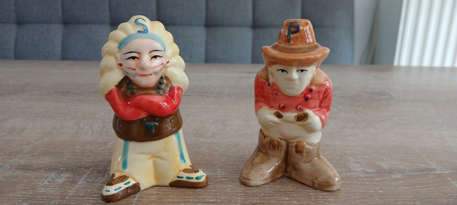 Vintage zout en peperstel cowboy en indiaan keramiek set, Ophalen of Verzenden, Steen/keramiek, Meerkleurig, Overige merken