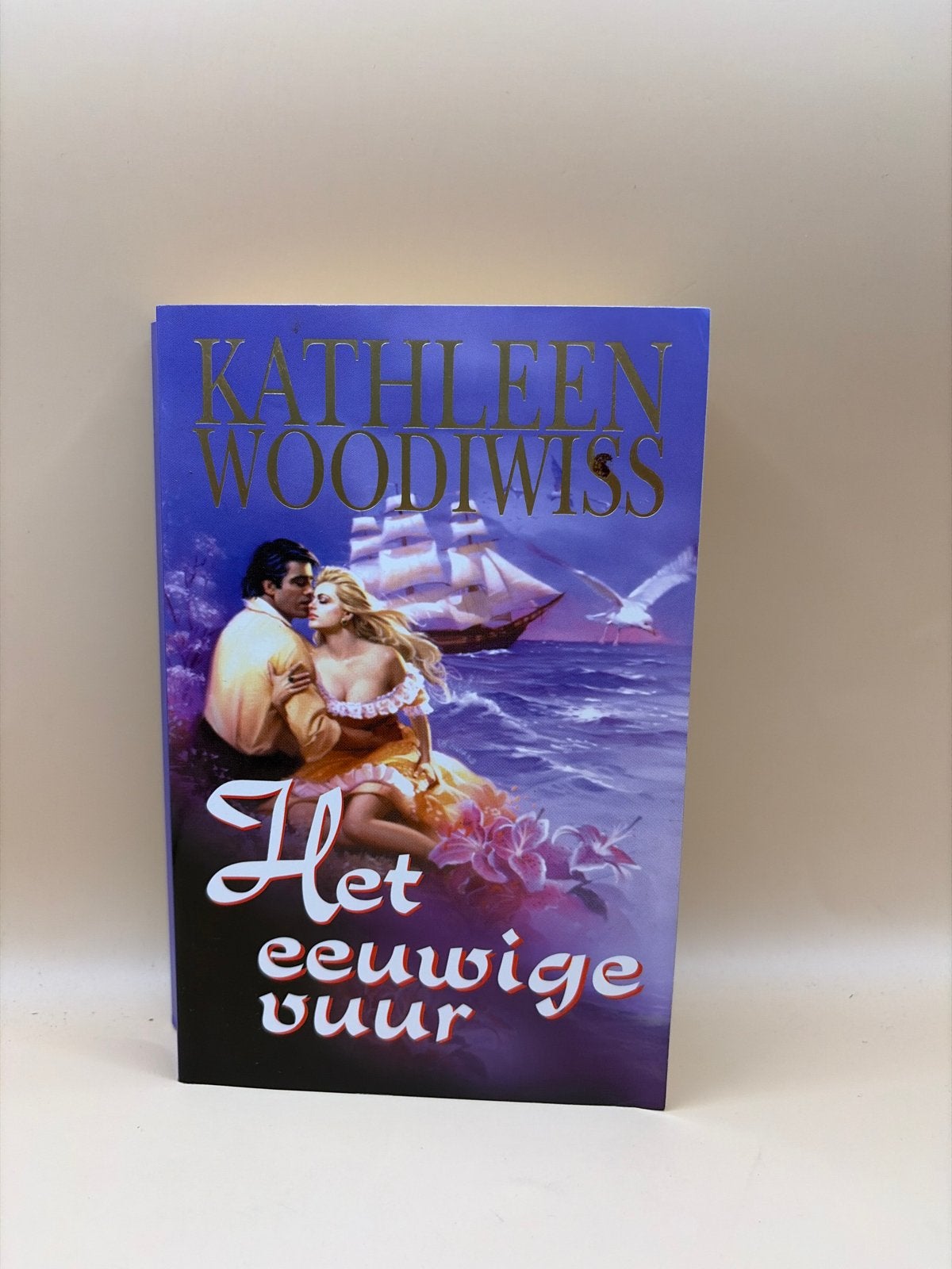 Het Eeuwige Vuur - Kathleen Woodiwiss (Roman), Boeken, Ophalen of Verzenden, Zo goed als nieuw, Nederland