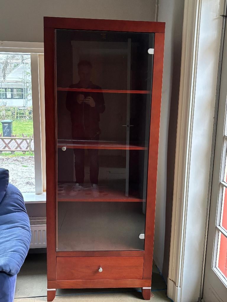 2 Houten vitrinekasten met lade en glazen deur, Ophalen, 50 tot 100 cm, Zo goed als nieuw, Kersenhout