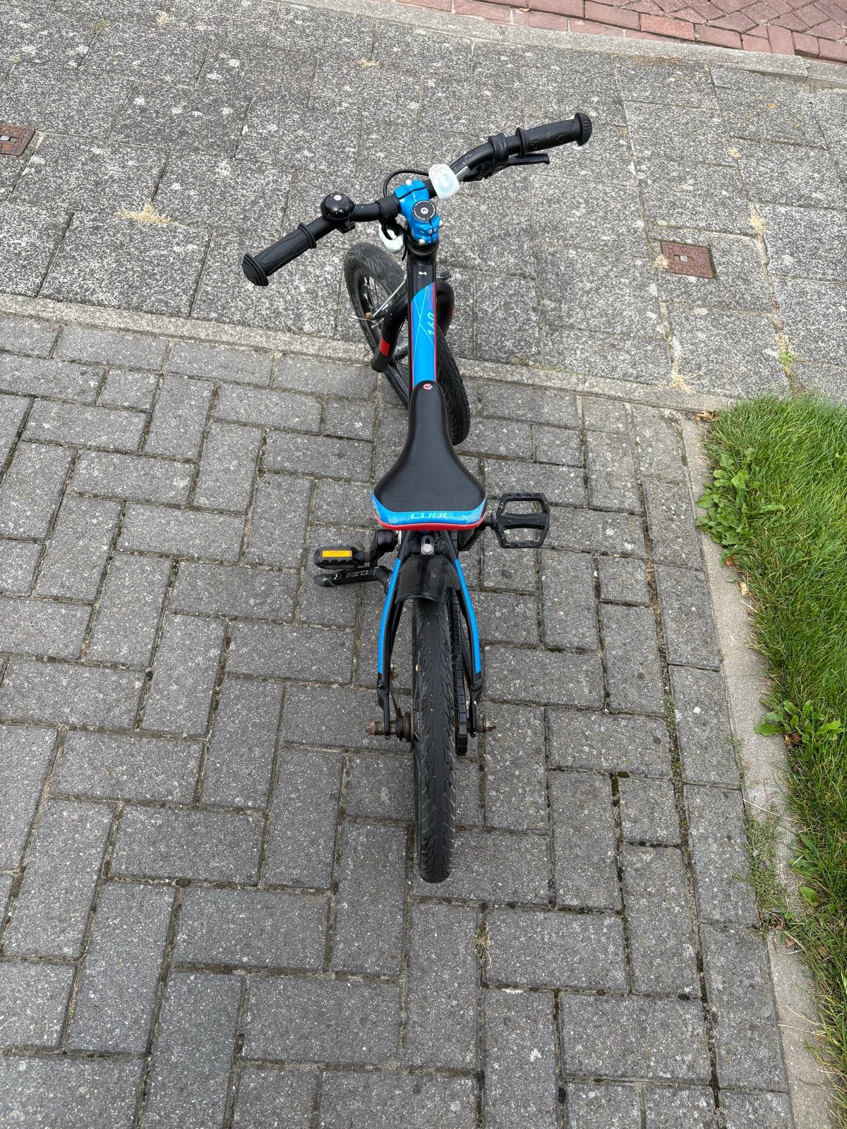 Cube Kinderfiets 16 inch - Zwart/Blauw/Rood, Fietsen en Brommers, Ophalen, Gebruikt, Terugtraprem, 16 tot 20 inch