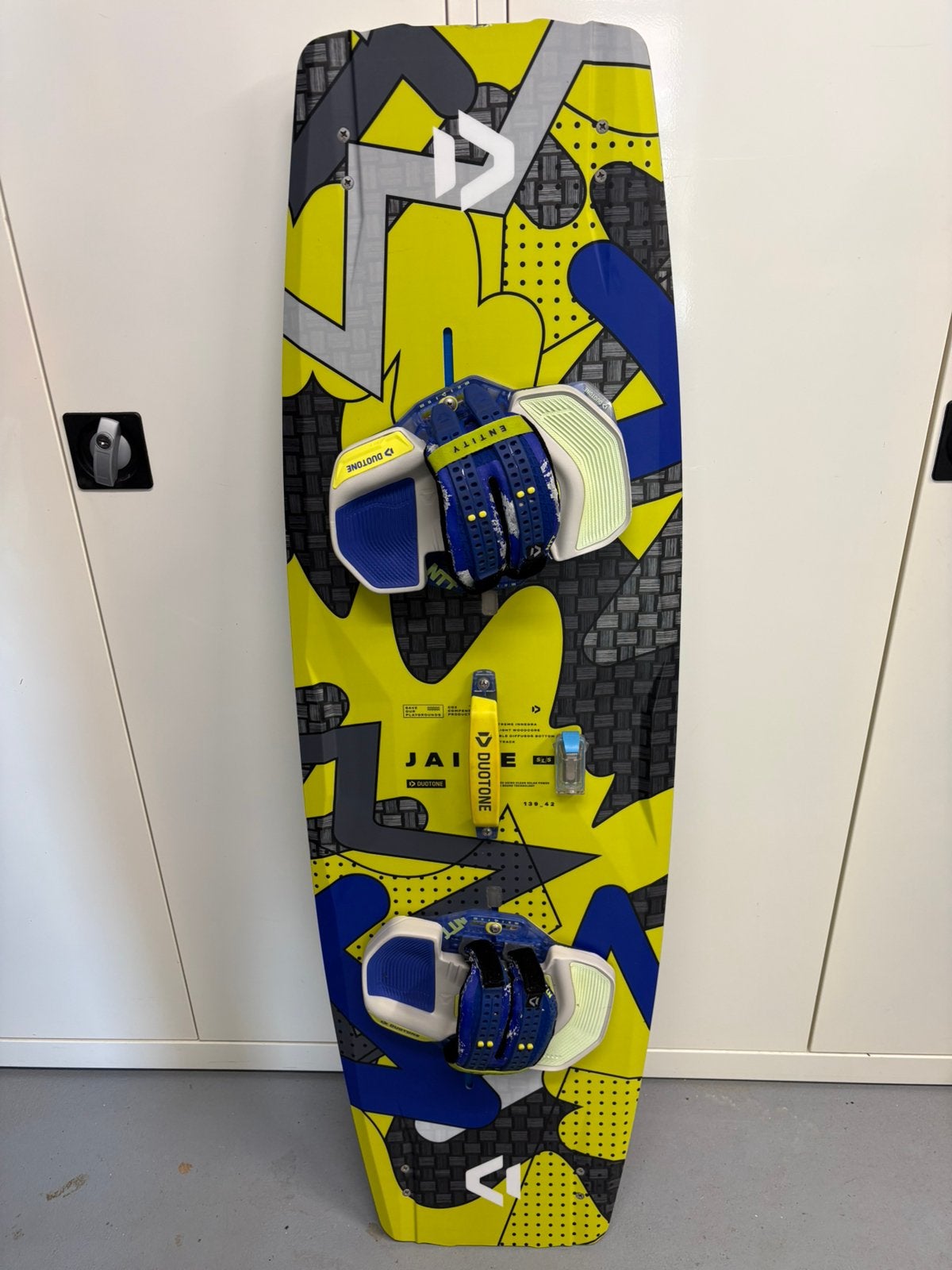 Duotone Jaime SLS 2024 139x42 incl. Entity straps maat M, Watersport en Boten, Kitesurfen, Twintip, Kiteboard, Ophalen of Verzenden