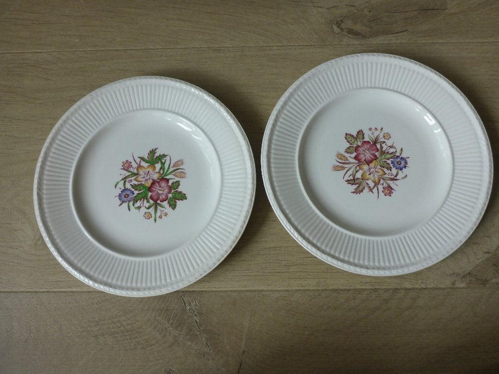 2 gebakbordjes, Wedgwood cavalier., Huis en Inrichting, Ophalen of Verzenden, Zo goed als nieuw, Aardewerk, Bord(en)