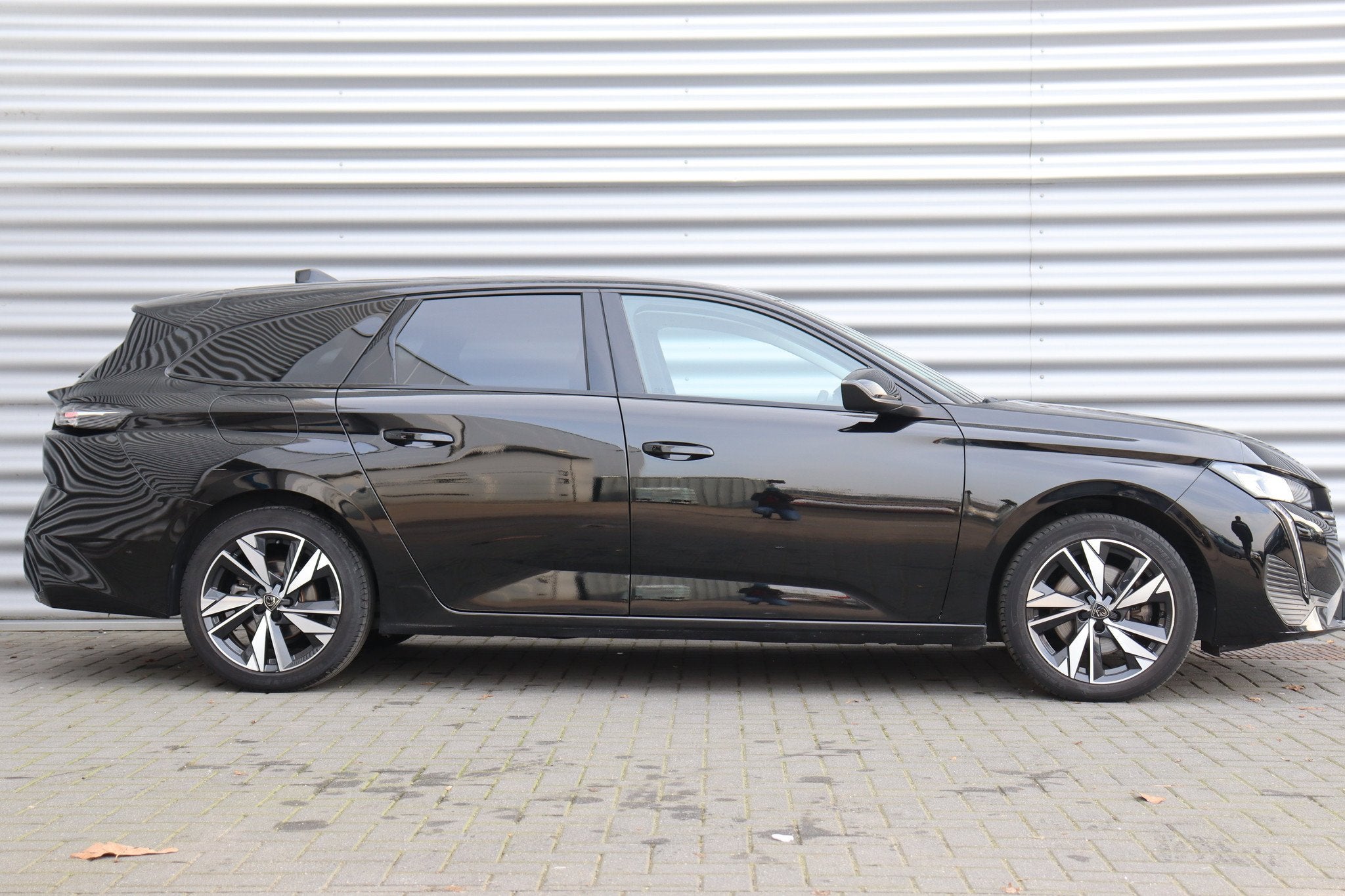 Peugeot 308 SW 1.2 PURETECH 130PK ALLURE, 12 maanden, 1199 cc, Zwart, Origineel Nederlands