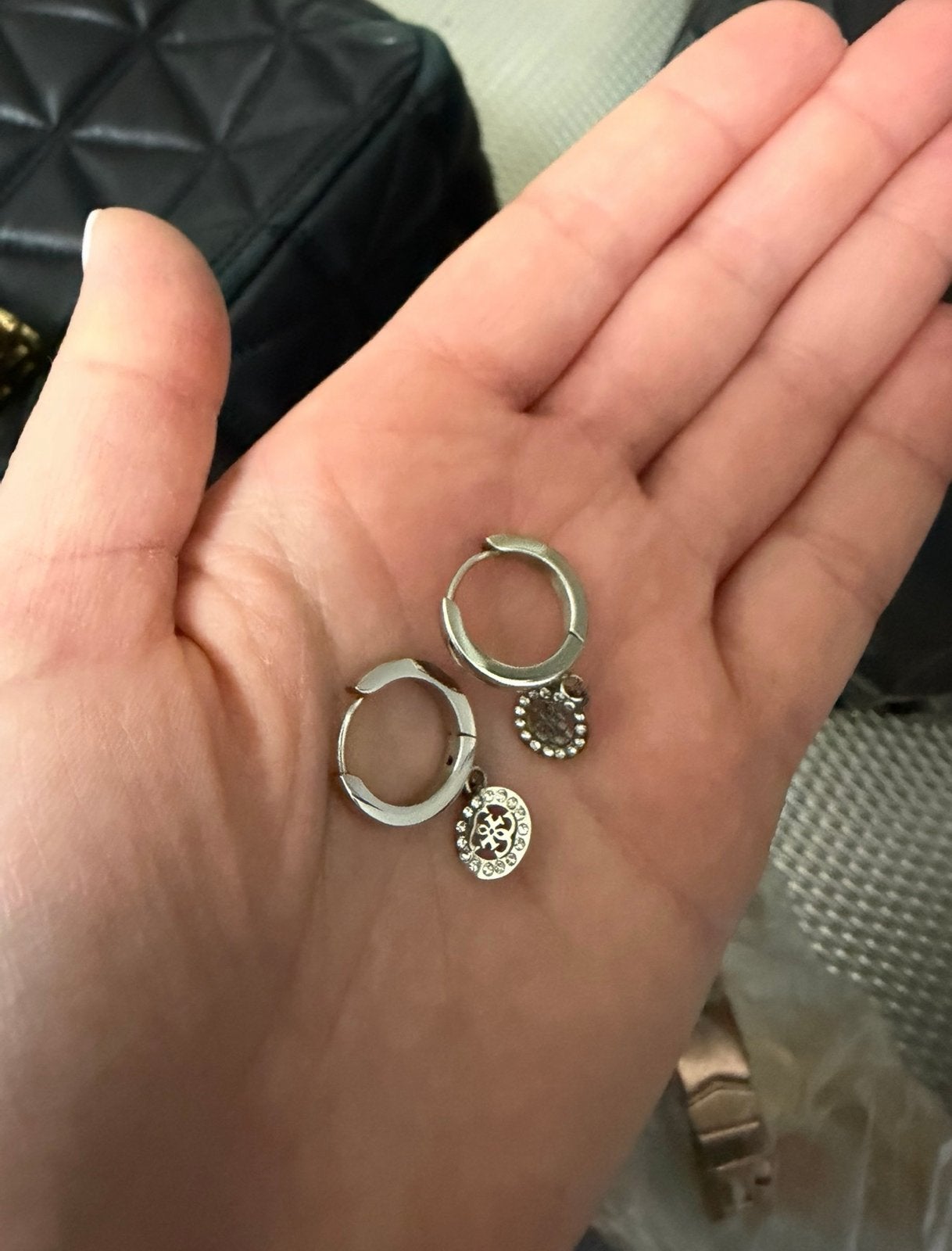 Originele Guess oorbellen met bedeltjes, Sieraden, Tassen en Uiterlijk, Overige materialen, Hangers, Ophalen of Verzenden, Zo goed als nieuw