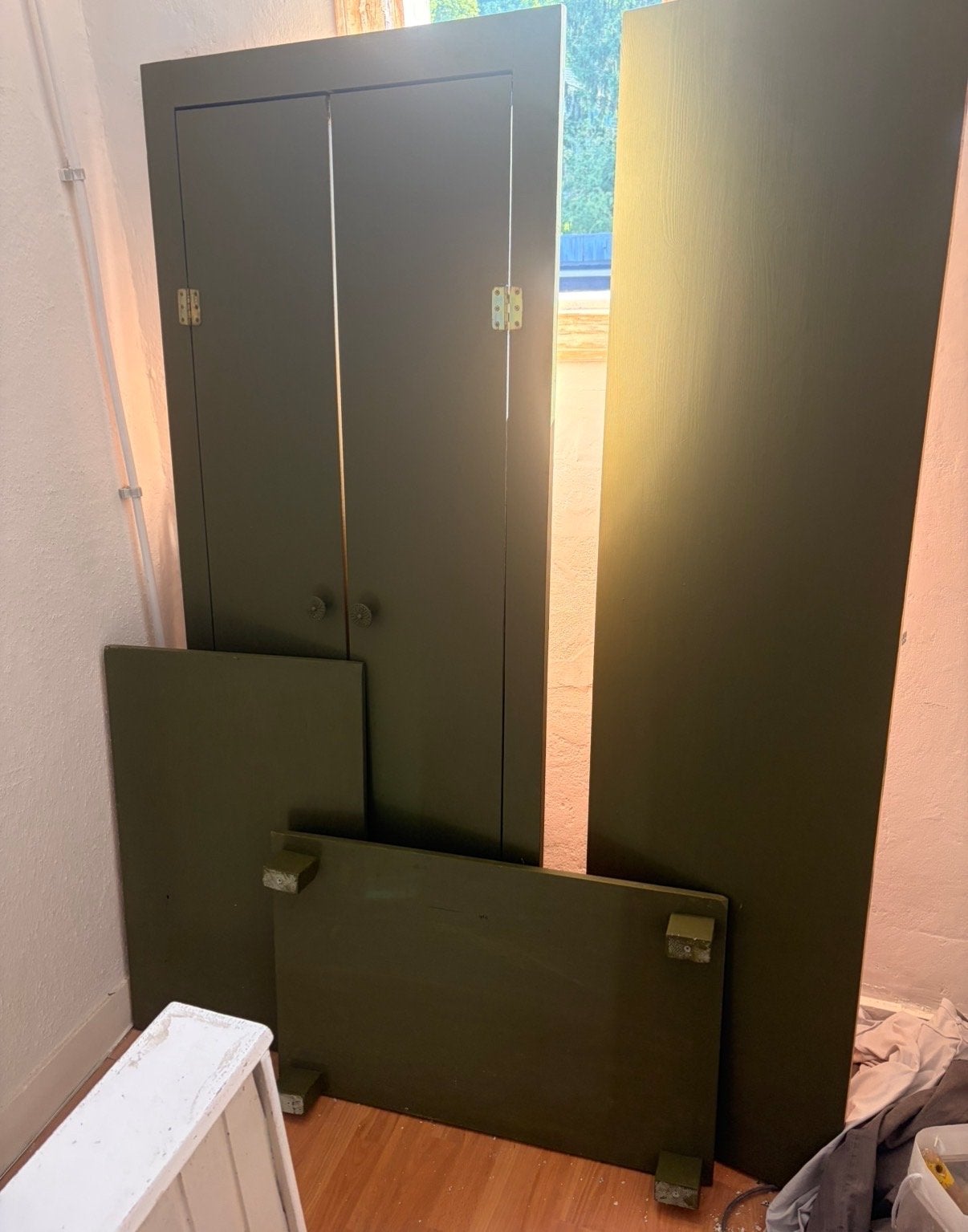 Foto 6 van Vintage donker olijf groene Kledingkast met Planken