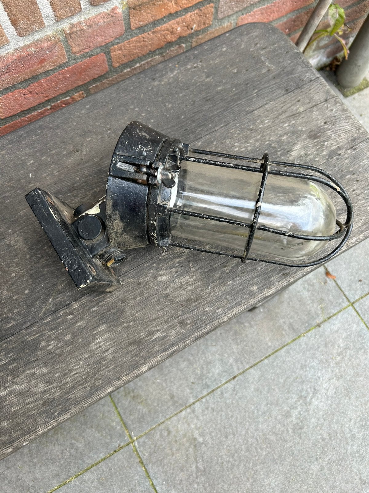 Oude ijzeren werkende buitenlamp, Wandlamp, Ophalen of Verzenden, 50 tot 250 watt, IJzer