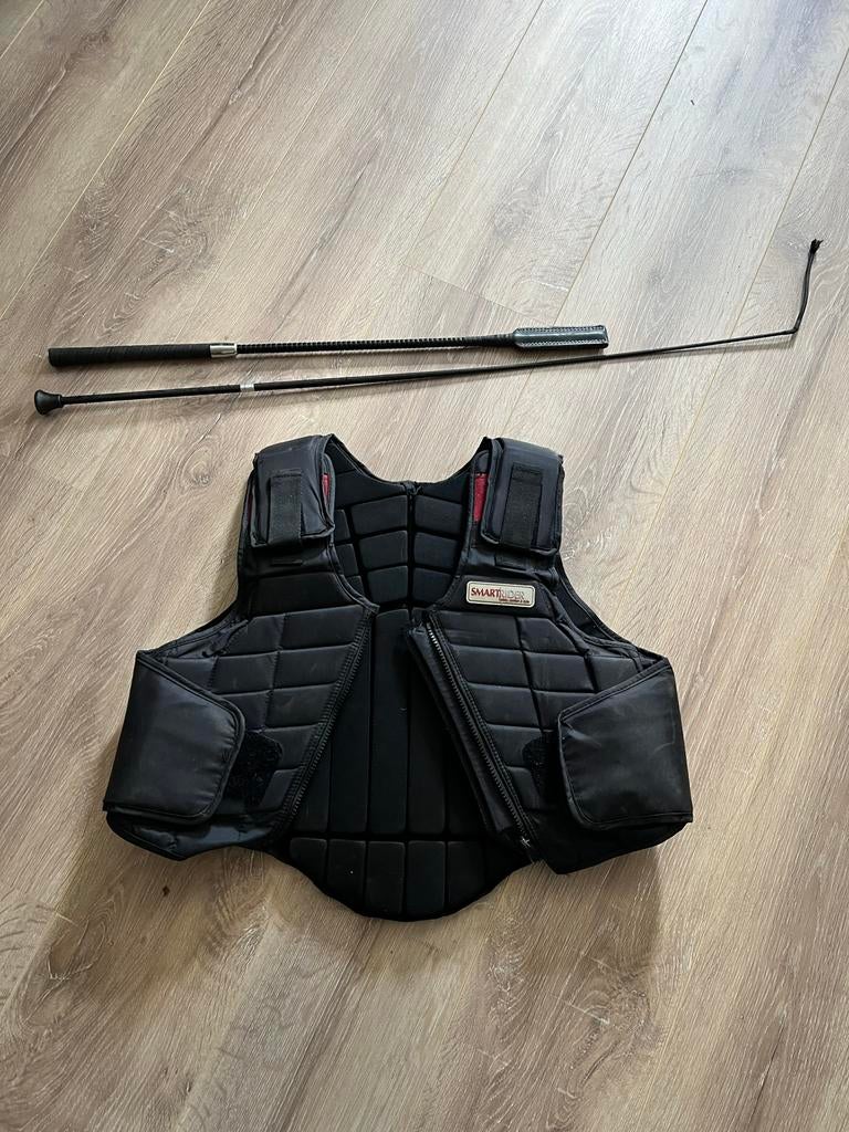Body protector model 110 Smart Rider  kind L met 2 zwepen, Ophalen of Verzenden, Zo goed als nieuw