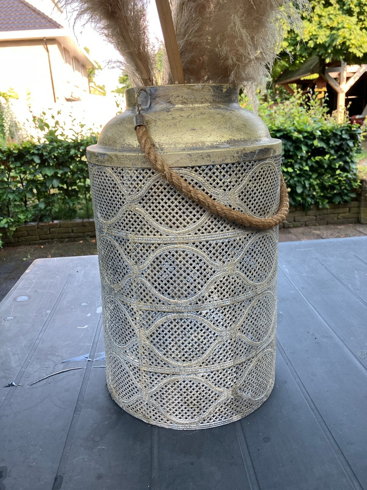 Decoratieve metalen vaas met touw handvat, Gebruikt, Ophalen of Verzenden, Metaal, Geschikt voor droogbloemen