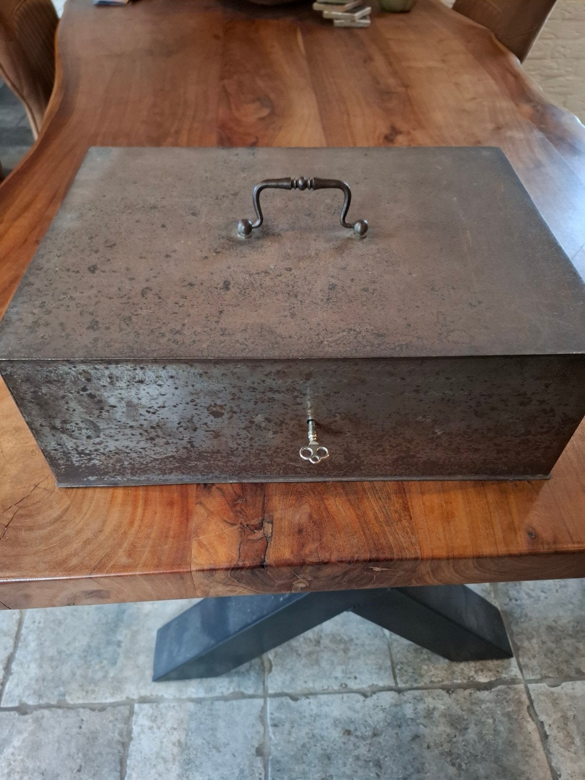 Antieke metalen kist met sleutel - Decoratief en functioneel, Ophalen of Verzenden