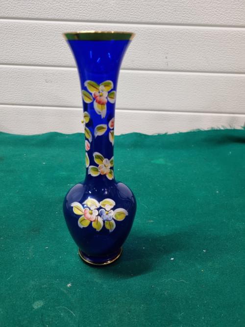 Vaas blauw glas beschilderd met bloemen, Huis en Inrichting, Woonaccessoires | Vazen, Ophalen of Verzenden, 'T Olde Gre-j, Info@toldegrej.nl