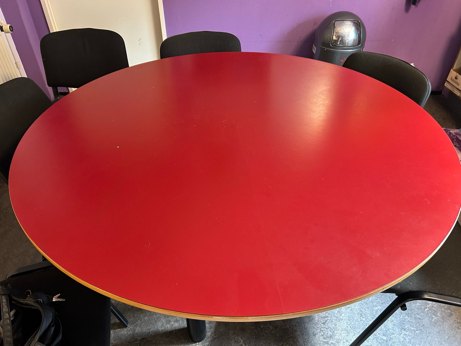 Ronde rode tafel met zwarte poten, Huis en Inrichting, Tafels | Eettafels, Ophalen, Overige materialen, Gebruikt, 100 tot 150 cm