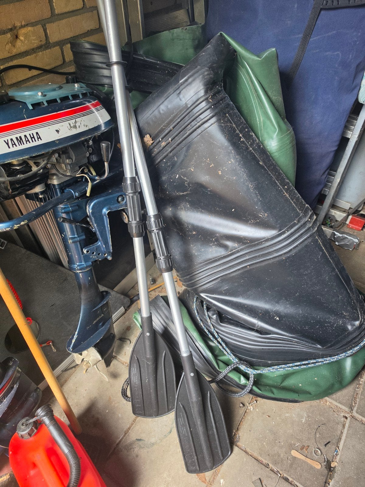 Foto 6 van 3 buitenboordmotoren met 2 rubberboten en accessoires