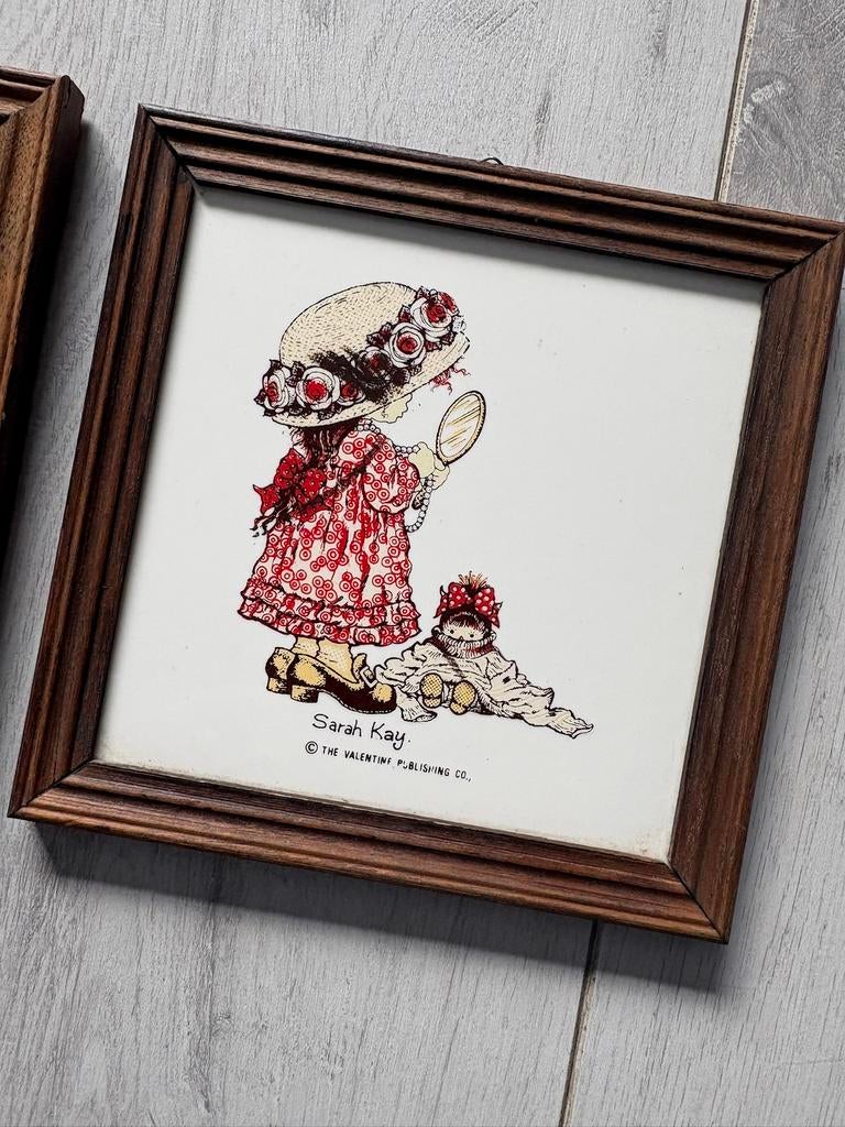 Sarah Kay/ Holly Hobbie tegeltjes in lijstje., Antiek en Kunst, Ophalen of Verzenden