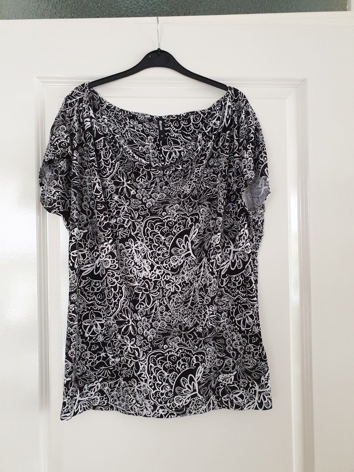 Zwart met wit gebloemd t-shirt maat S van Flame, Kleding | Dames, Flame, Zwart, Ophalen of Verzenden, Zo goed als nieuw