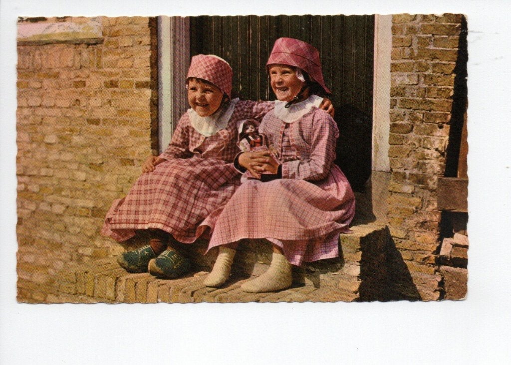 Kinderen in Hindelooper klederdracht - Oude Ansichtkaart, Ophalen of Verzenden, 1960 tot 1980, Gelopen, Zeeland