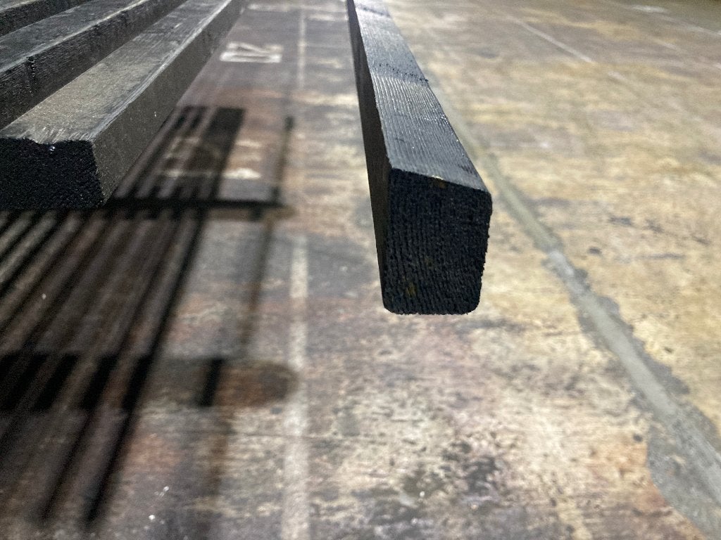 achterhout-regelwerk-ventilatielat-Zwart-Vuren-28x45mm