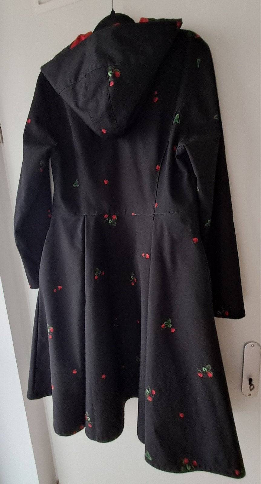 Rain Sisters regenjas met aardbeienprint - Zo goed als nieuw, Kleding | Dames, Jasjes, Kostuums en Pakken, Maat 38/40 (M), Rain Sisters