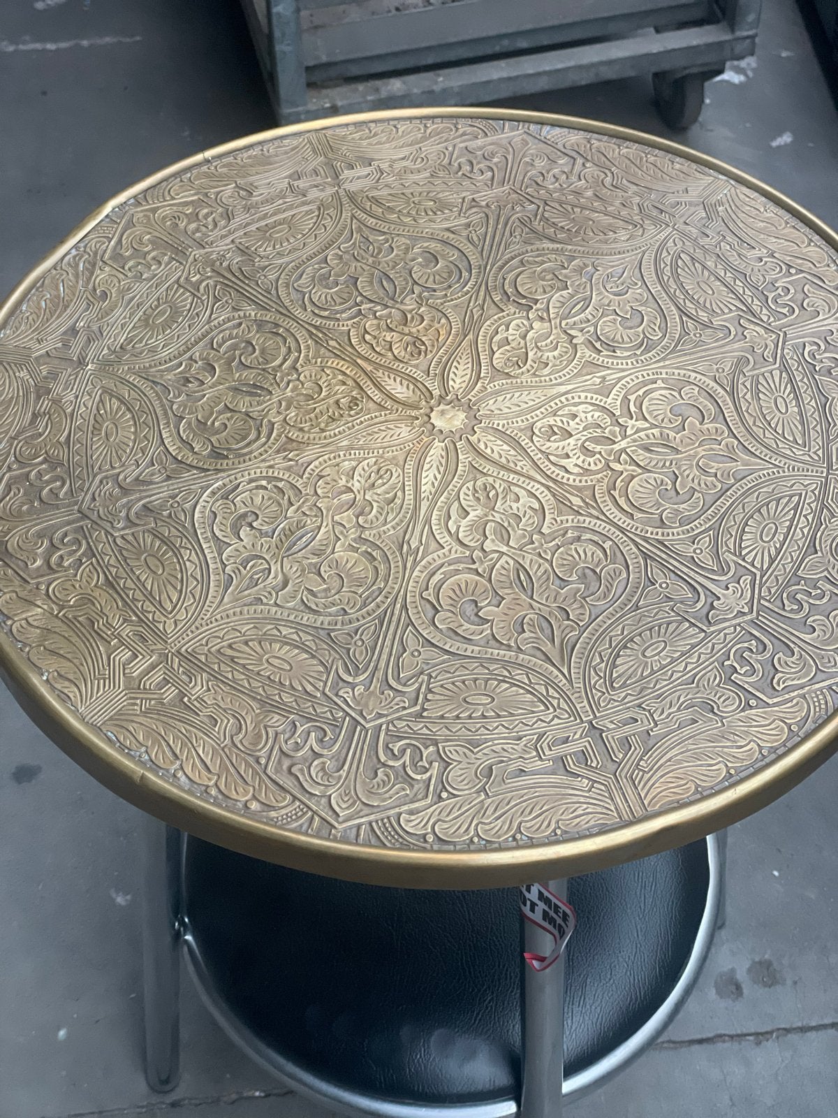 Oosterse bijzettafel met messing blad, 45 tot 60 cm, Minder dan 55 cm, Gebruikt, Metaal of Aluminium