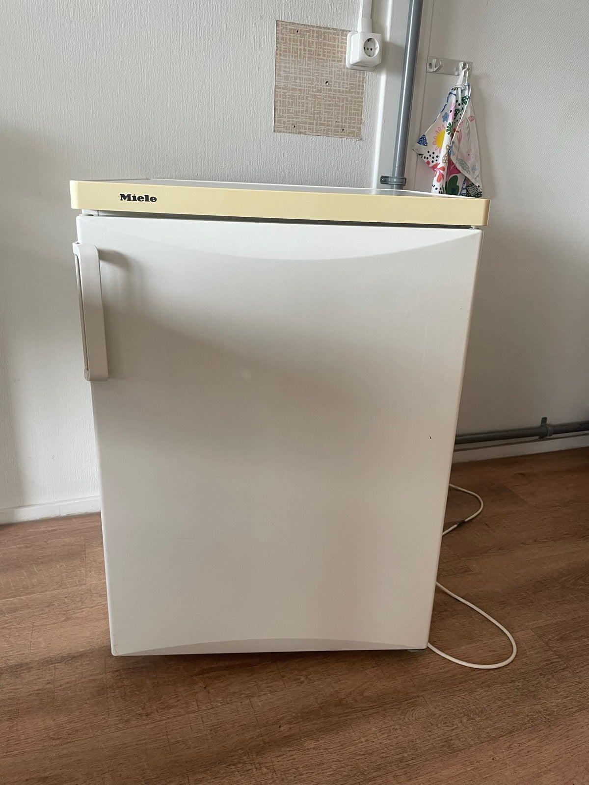 Miele tafelmodel koelkast met vriesvak - kleine beschadiging, Witgoed en Apparatuur, 150 tot 200 liter, Gebruikt, 45 tot 60 cm