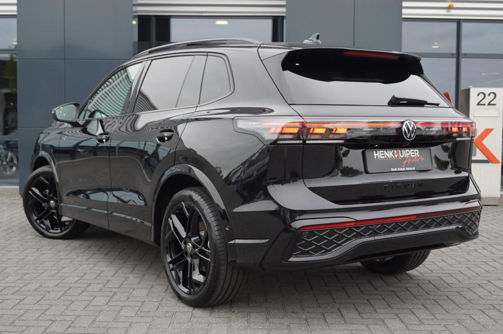 Volkswagen TIGUAN 1.5 eTSI DSG R-Line Black st 150pk /Panoda, Auto's, Volkswagen, Automaat, Stuurwielverwarming, Zwart, Bedrijf