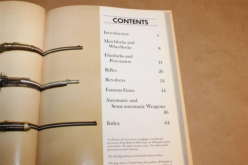 Vuurwapens [EN] — Groot Formaat Fotoboek met Index, Ophalen of Verzenden, Tweede Wereldoorlog, Gelezen, Overige onderwerpen