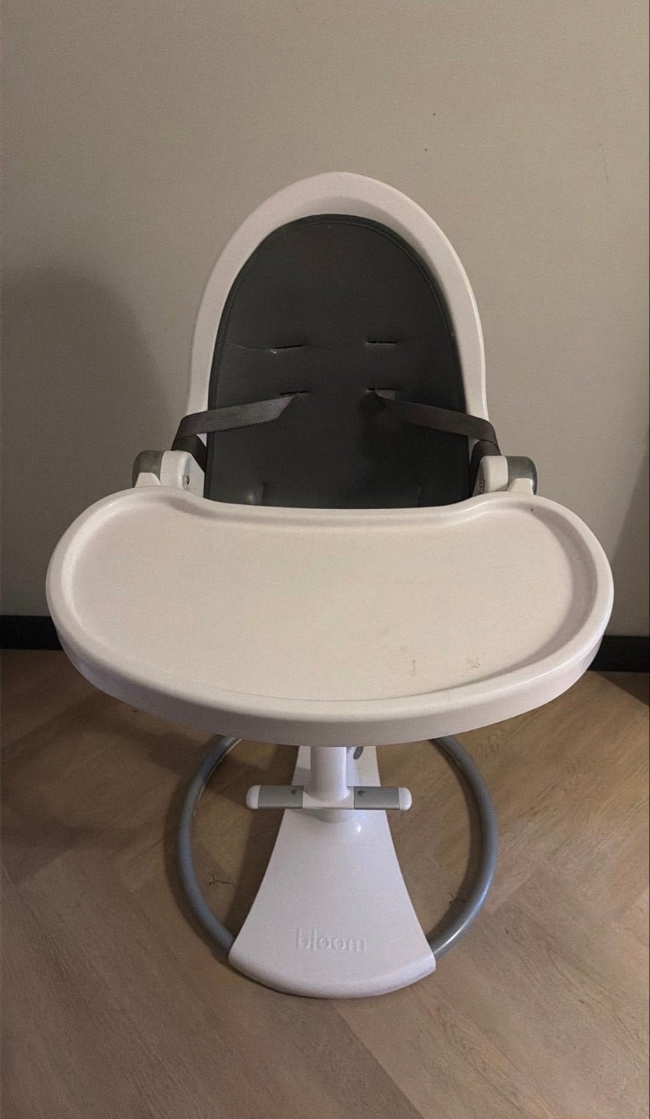 Bloom Fresco kinderstoel - wit met grijs, Kinderen en Baby's, Kinderstoelen, Ophalen, Gebruikt, Overige typen, Afneembaar eetblad