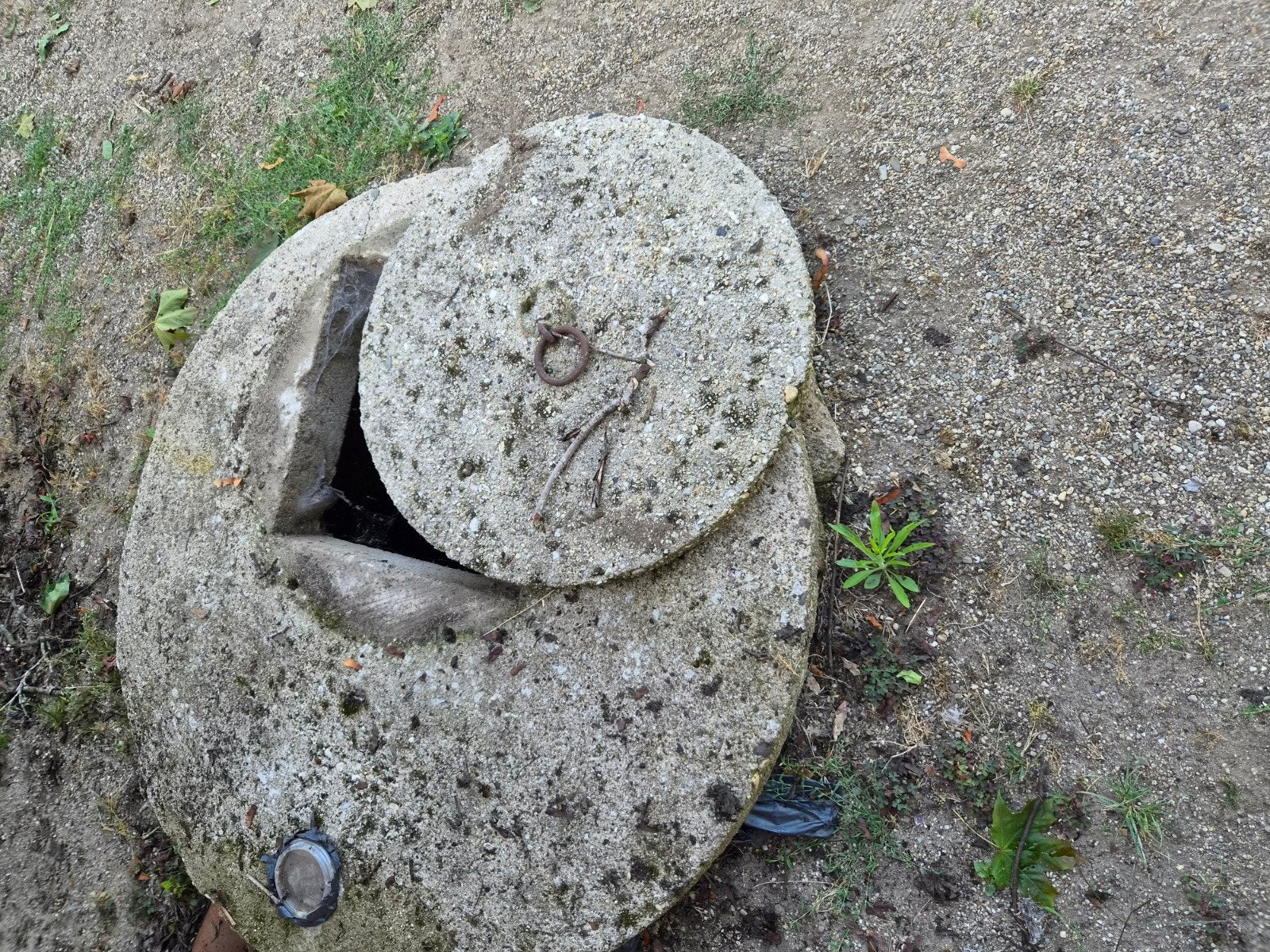 Twee putdeksels: 120 cm en 66 cm doorsnee, Ophalen