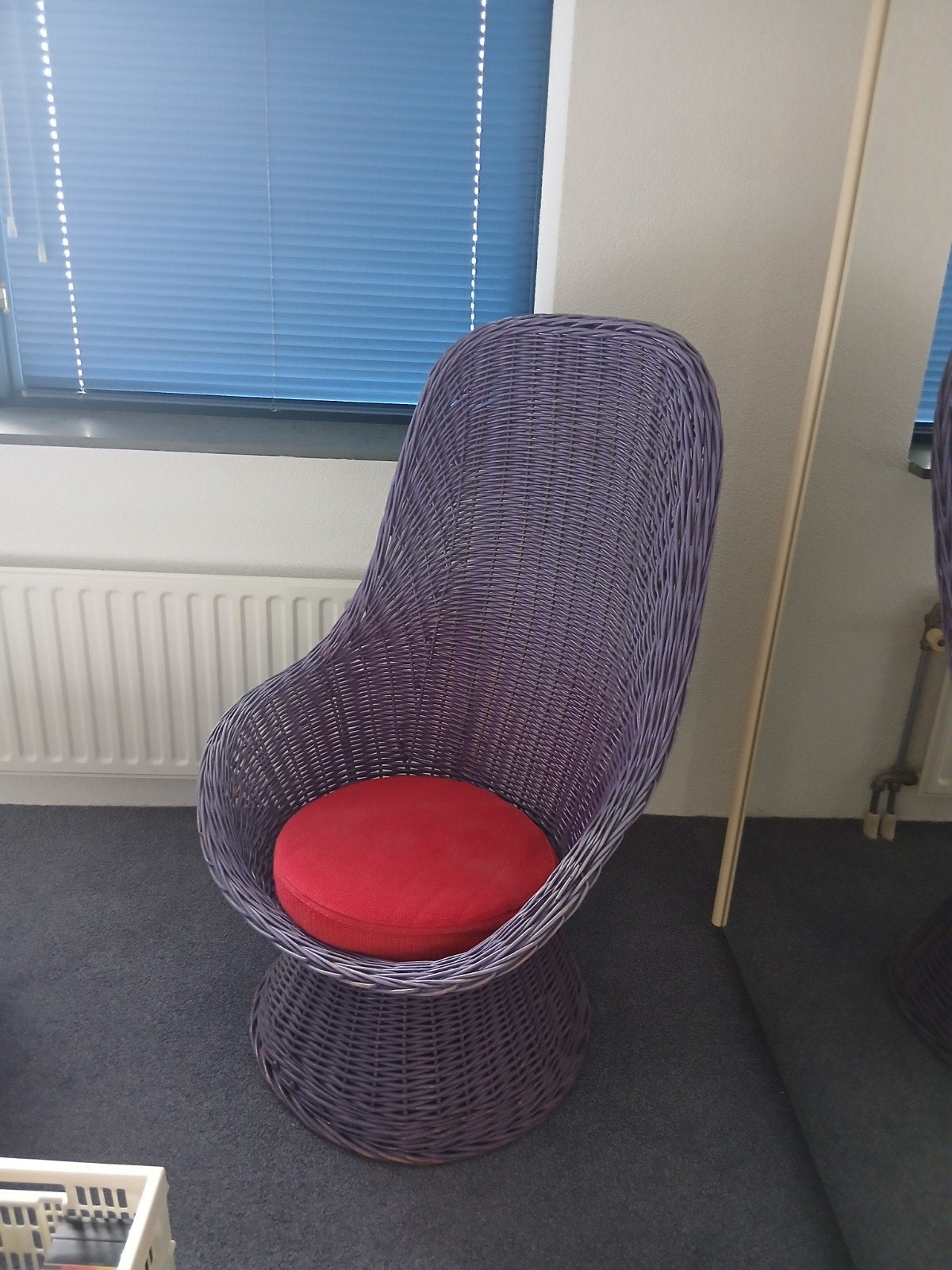 Paarse rotan stoel met rood kussen, Huis en Inrichting, Stoelen, Ophalen, Gebruikt, Overige kleuren, Vintage, Bohemien