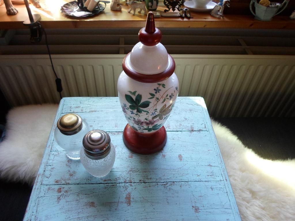 OPALINE VAAS MET DEKSEL ., Ophalen of Verzenden
