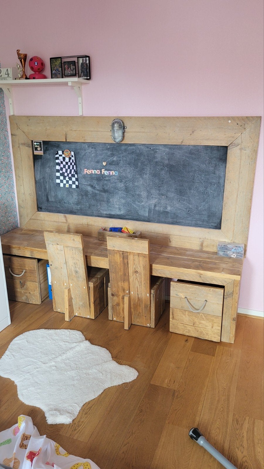 Steigerhouten kinderbureau met krijtbord, stoelen en kisten, Ophalen, Opbergruimte, Gebruikt, Hout