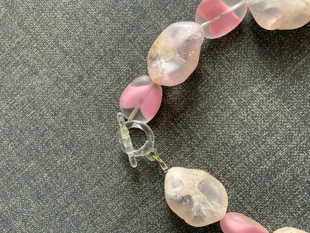 Elegante roze handgemaakte ketting van Langani, Sieraden, Tassen en Uiterlijk, Verzenden, Zo goed als nieuw, Roze, Overige materialen